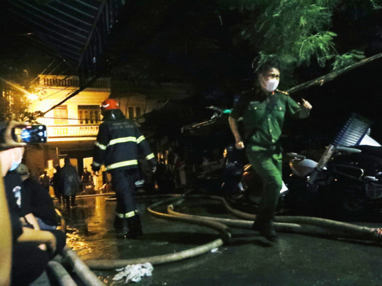 VIDEO: Thông tin ban đầu về vụ cháy chung cư mini ở phố Khương Hạ, Hà Nội
