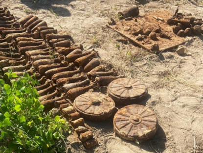 Thế giới - Đào khoai tây ở vườn sau nhà, người phụ nữ Ukraine phát hiện hàng loạt vũ khí chết chóc