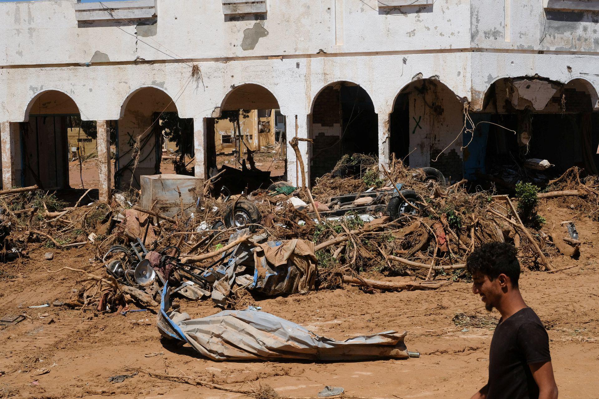 Vỡ đập ở Libya: Tang thương cảnh &#34;1/4 thành phố bị xóa sổ&#34; - 8