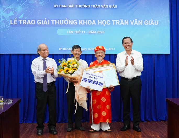 Sử gia Nguyễn Đình Tư nhận Giải thưởng Trần Văn Giàu ở tuổi 103 - 1