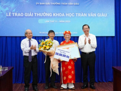Tin Tức - Sử gia Nguyễn Đình Tư nhận Giải thưởng Trần Văn Giàu ở tuổi 103