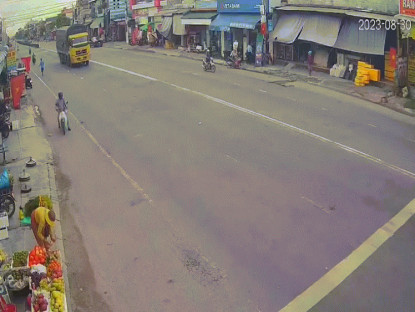 Giao thông - Clip: Thanh niên phóng nhanh va chạm với xe máy sang đường thiếu quan sát