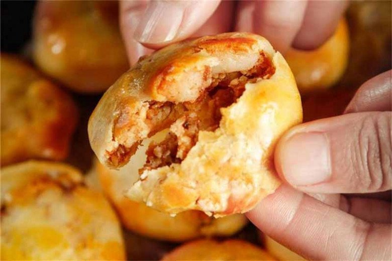 Bánh Trung thu thừa bỏ đi quá phí, người Trung Quốc làm thành món đặc sản, muốn ăn phải xếp hàng mới mua được - 1