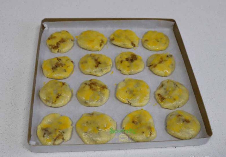 Bánh Trung thu thừa bỏ đi quá phí, người Trung Quốc làm thành món đặc sản, muốn ăn phải xếp hàng mới mua được - 10