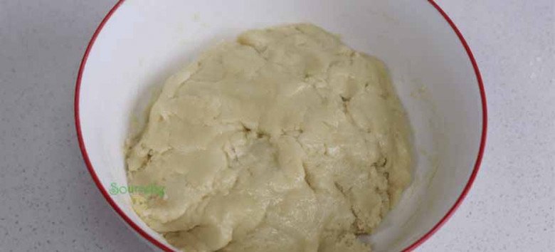 Bánh Trung thu thừa bỏ đi quá phí, người Trung Quốc làm thành món đặc sản, muốn ăn phải xếp hàng mới mua được - 8