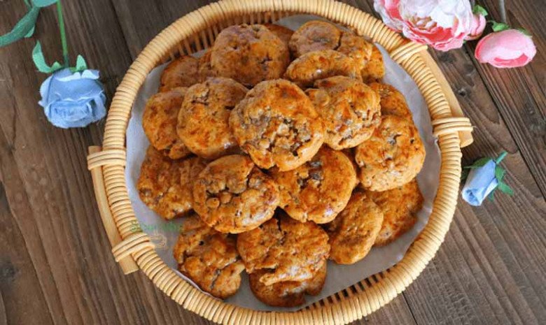 Bánh Trung thu thừa bỏ đi quá phí, người Trung Quốc làm thành món đặc sản, muốn ăn phải xếp hàng mới mua được - 12