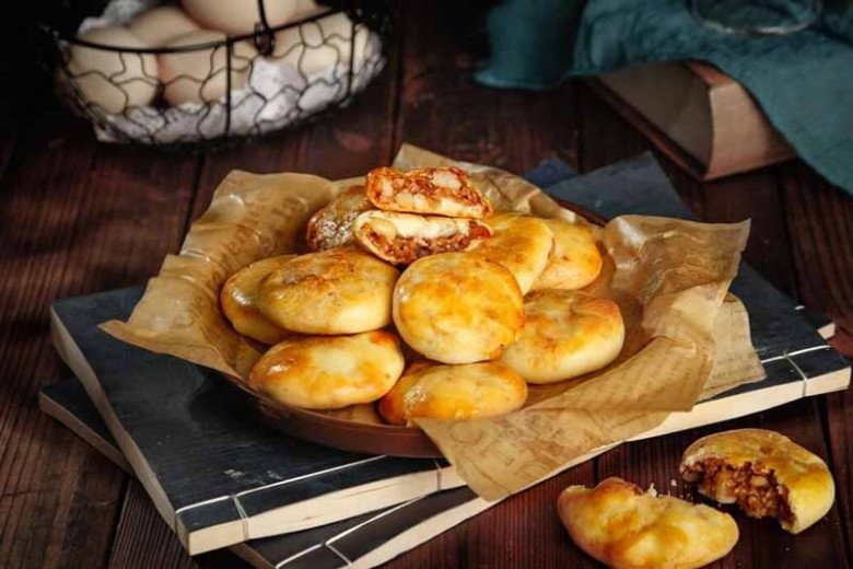 Bánh Trung thu thừa bỏ đi quá phí, người Trung Quốc làm thành món đặc sản, muốn ăn phải xếp hàng mới mua được - 3