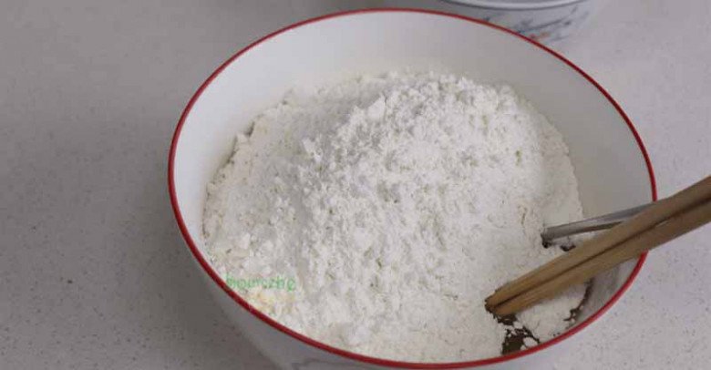 Bánh Trung thu thừa bỏ đi quá phí, người Trung Quốc làm thành món đặc sản, muốn ăn phải xếp hàng mới mua được - 7