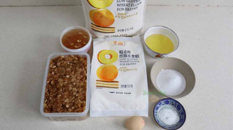 Bánh Trung thu thừa bỏ đi quá phí, người Trung Quốc làm thành món đặc sản, muốn ăn phải xếp hàng mới mua được - 5