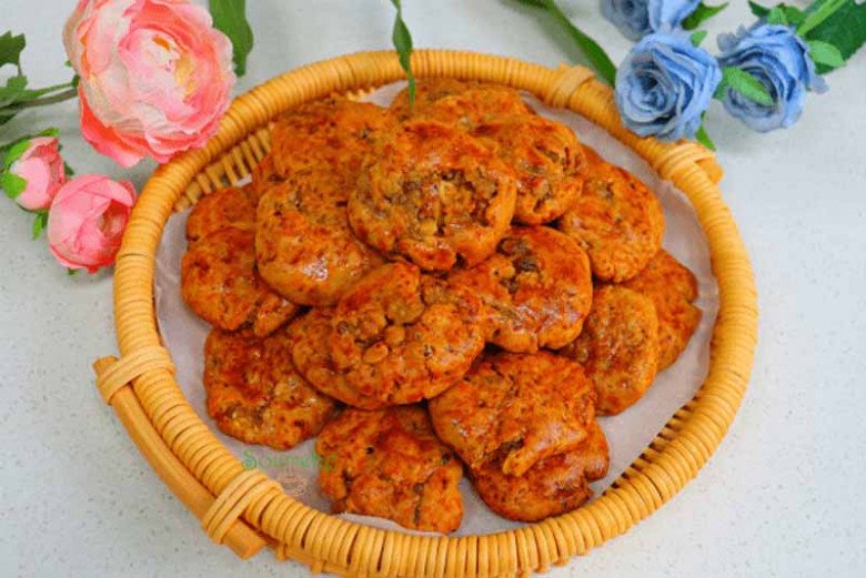 Bánh Trung thu thừa bỏ đi quá phí, người Trung Quốc làm thành món đặc sản, muốn ăn phải xếp hàng mới mua được - 13