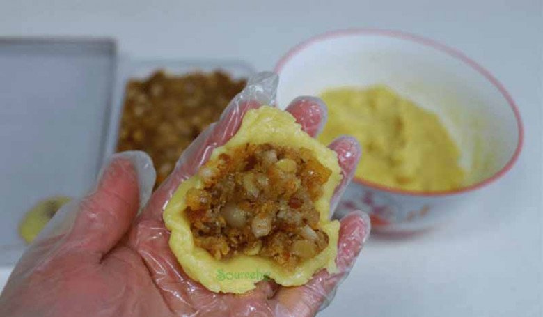 Bánh Trung thu thừa bỏ đi quá phí, người Trung Quốc làm thành món đặc sản, muốn ăn phải xếp hàng mới mua được - 9