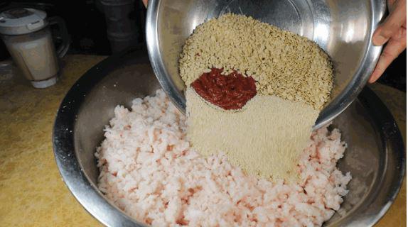 Bánh Trung thu thừa bỏ đi quá phí, người Trung Quốc làm thành món đặc sản, muốn ăn phải xếp hàng mới mua được - 4