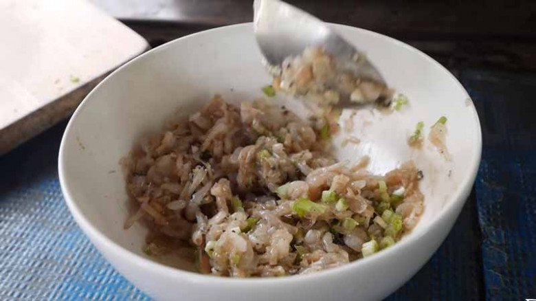 Cây này nghe tên đã thấy “đau”, xưa là cỏ dại mọc um tùm chẳng ai ăn nay bán 130.000đ/kg, vừa ăn vừa làm thuốc - 4