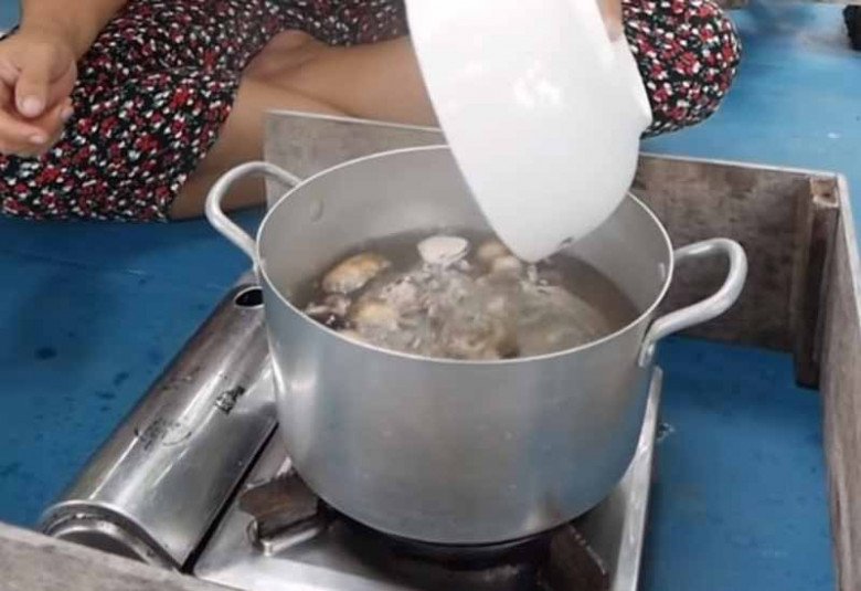 Cây này nghe tên đã thấy “đau”, xưa là cỏ dại mọc um tùm chẳng ai ăn nay bán 130.000đ/kg, vừa ăn vừa làm thuốc - 5