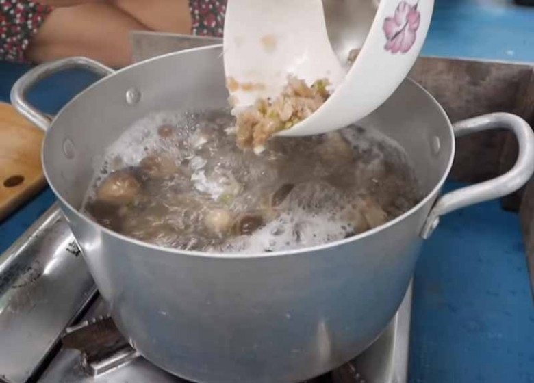 Cây này nghe tên đã thấy “đau”, xưa là cỏ dại mọc um tùm chẳng ai ăn nay bán 130.000đ/kg, vừa ăn vừa làm thuốc - 6