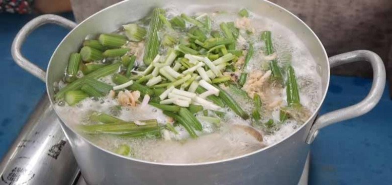 Cây này nghe tên đã thấy “đau”, xưa là cỏ dại mọc um tùm chẳng ai ăn nay bán 130.000đ/kg, vừa ăn vừa làm thuốc - 8