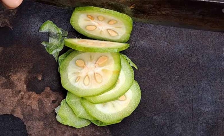 Quả mọc dại không chăm bón cũng sai lúc lỉu, đến mùa dân bắc thang hái đem bán 250.000đ/kg, nấu lên ăn ngon xỉu - 6