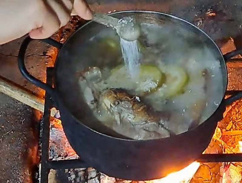 Quả mọc dại không chăm bón cũng sai lúc lỉu, đến mùa dân bắc thang hái đem bán 250.000đ/kg, nấu lên ăn ngon xỉu - 10