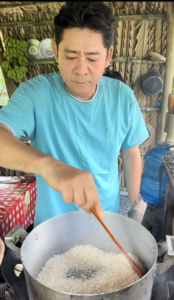 Tài tử Huỳnh Anh Tuấn nấu ăn trong chòi lá tại nhà vườn 6.000m2, có món bình dị, món đẹp như nhà hàng - 1