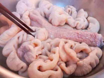 Gia đình - Rửa lòng già heo đừng bỏ muối, thêm đúng 1 thìa này lòng sạch từ trong ra ngoài, không hôi tanh
