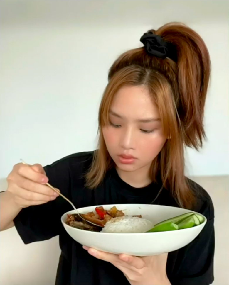 Khoe món cá bóng đêm làm dân mạng tưởng bánh Trung thu, Miu Lê thấy bản thân &#34;chưa lấy được chồng&#34; - 6