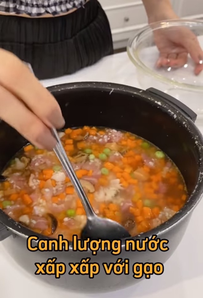 Chị em văn phòng học ngay cách làm cơm trộn bằng nồi cơm điện như vợ Hoàng Bách, hấp dẫn và siêu ngon - 10