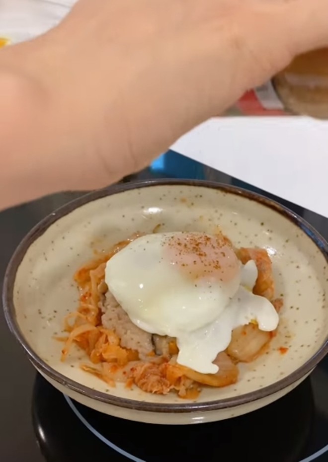 Chị em văn phòng học ngay cách làm cơm trộn bằng nồi cơm điện như vợ Hoàng Bách, hấp dẫn và siêu ngon - 13