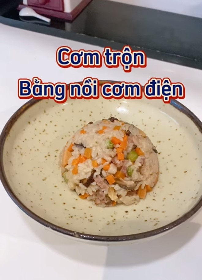 Chị em văn phòng học ngay cách làm cơm trộn bằng nồi cơm điện như vợ Hoàng Bách, hấp dẫn và siêu ngon - 2