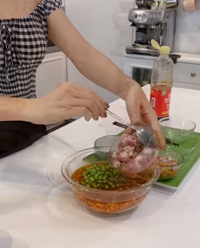 Chị em văn phòng học ngay cách làm cơm trộn bằng nồi cơm điện như vợ Hoàng Bách, hấp dẫn và siêu ngon - 8