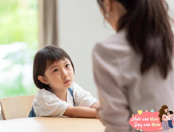 Bố mẹ chê con mình nhút nhát chẳng như "con nhà người ta" nhưng không biết nguyên nhân có thể từ chính mình - 4