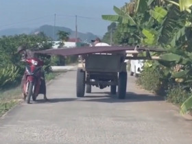 Clip: Hãi hùng xe máy tránh xe công nông chở tôn đi qua