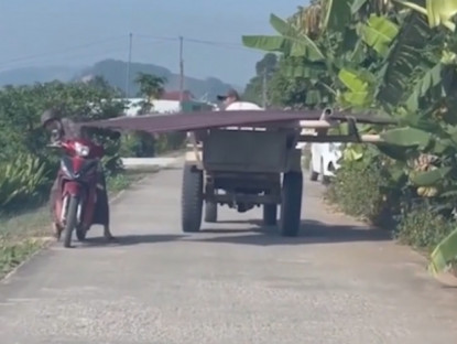 Giao thông - Clip: Hãi hùng xe máy tránh xe công nông chở tôn đi qua