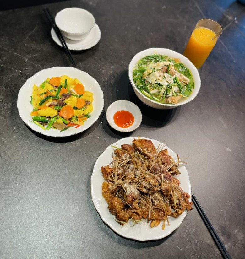 Vợ kém 8 tuổi của MC Thành Trung khoe bữa cơm đón chồng trở về quê hương, được nhận xét &#34;thấm đẫm tình người&#34; - 3