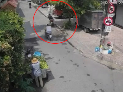 Giao thông - Clip: Bất cẩn bị trộm xe trong tích tắc khi mua đồ bên đường