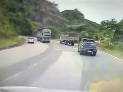 Giao thông - Clip: Ngán ngẩm ô tô vượt ẩu đi sang làn đường đối diện suýt đối đầu xe tải