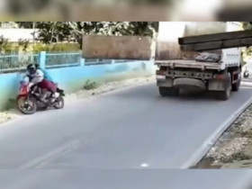 Clip: Hú vía cặp đôi đi xe máy lao vào tường tránh nắp thùng xe tải