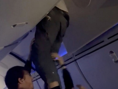 Thế giới - Máy bay chở 325 khách gặp nhiễu động mạnh, người văng cả lên tủ để đồ trên đầu