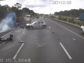 Clip: Bám đuôi xe phía trước, tài xế Mazda gây tai nạn liên hoàn trên cao tốc