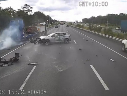 Giao thông - Clip: Bám đuôi xe phía trước, tài xế Mazda gây tai nạn liên hoàn trên cao tốc
