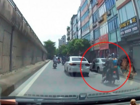 Clip: Mở cửa xe bất cẩn, tài xế khiến gia đình đi xe máy ngã trước đầu ô tô