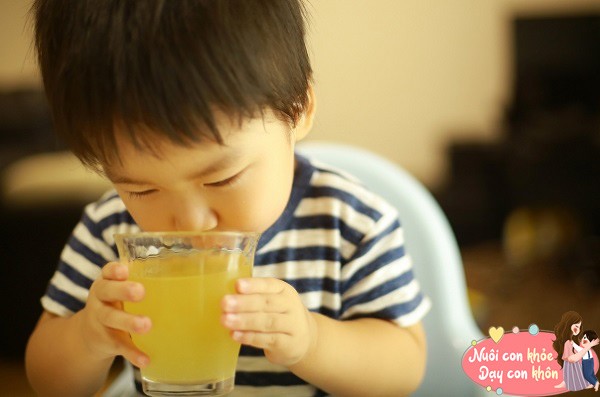 Trẻ không nên uống 3 loại nước này trước 2 tuổi, đặc biệt là loại cuối, 90% bố mẹ không biết - 4