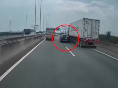 Giao thông - Clip: Thót tim xe container &quot;trả đũa&quot; ép ôtô con vào dải phân cách trên cao tốc