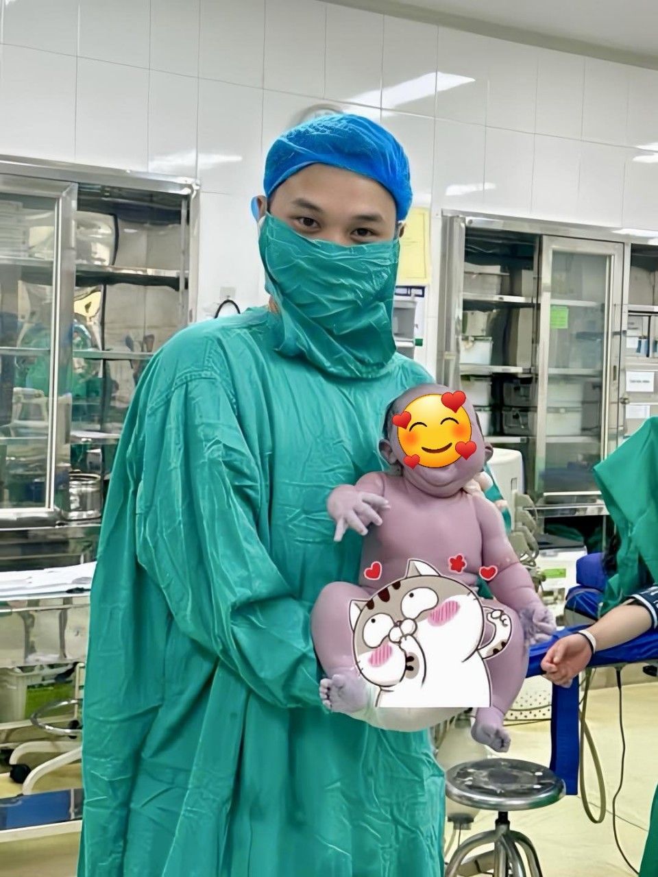 Bé gái sơ sinh nặng 5kg chào đời khỏe mạnh, được mẹ bầu “xin vía” vì quá bụ bẫm - 1