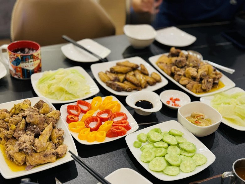 Vợ BTV Trần Quang Minh khoe mâm cơm nhà đông con ngon mắt, bạn bè nhận xét trông như có cỗ - 5