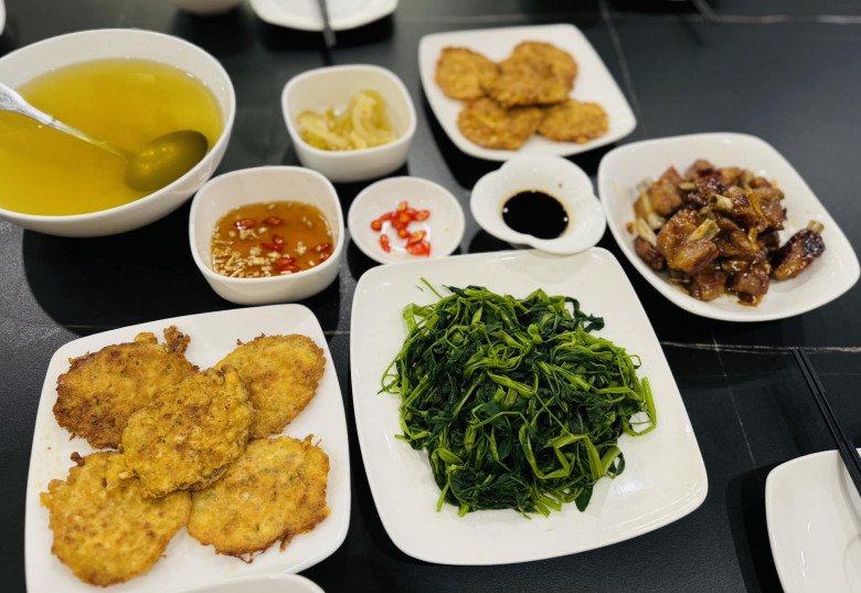 Vợ BTV Trần Quang Minh khoe mâm cơm nhà đông con ngon mắt, bạn bè nhận xét trông như có cỗ - 6