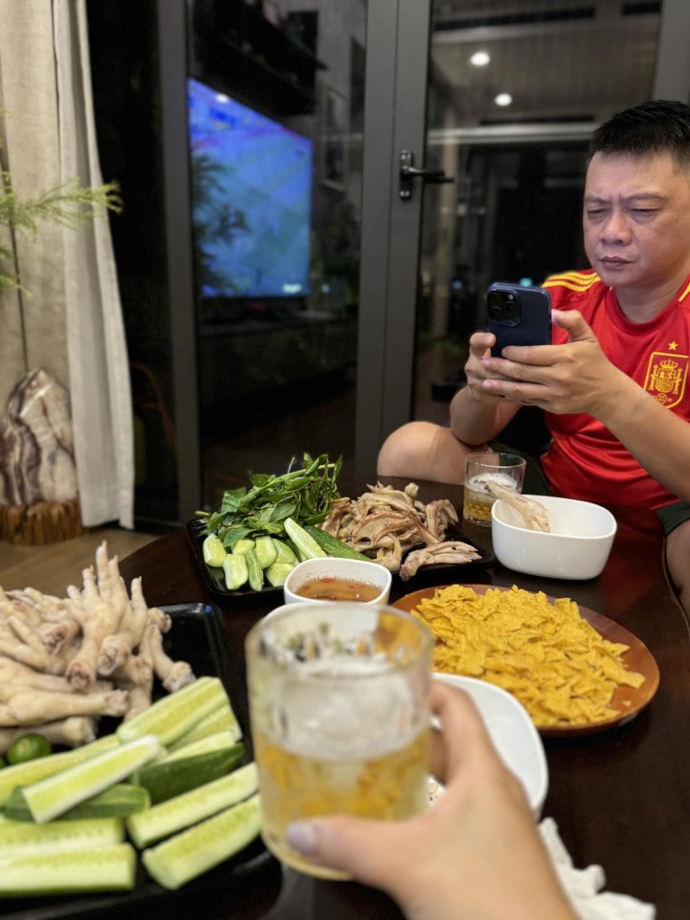 Vợ BTV Trần Quang Minh khoe mâm cơm nhà đông con ngon mắt, bạn bè nhận xét trông như có cỗ - 2