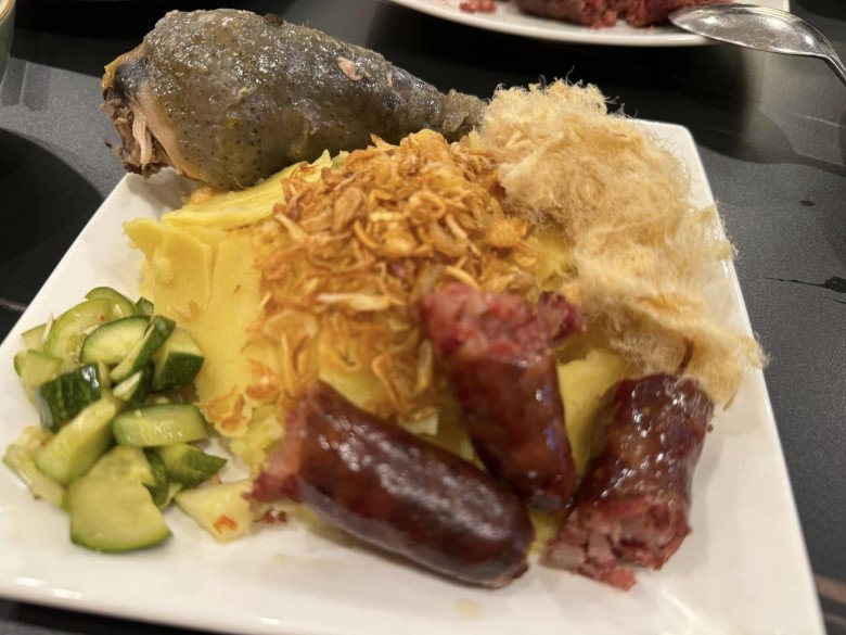 Vợ BTV Trần Quang Minh khoe mâm cơm nhà đông con ngon mắt, bạn bè nhận xét trông như có cỗ - 13