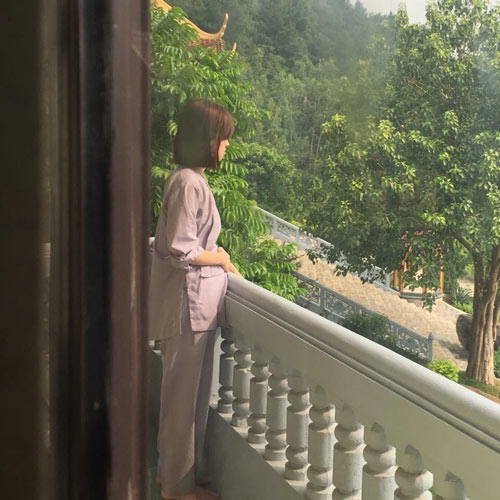 Ly Kute ngày xưa bụng bầu lên chùa ở ẩn, giờ mang thai lần 2 nhìn cách tận hưởng là biết lấy đúng người - 1