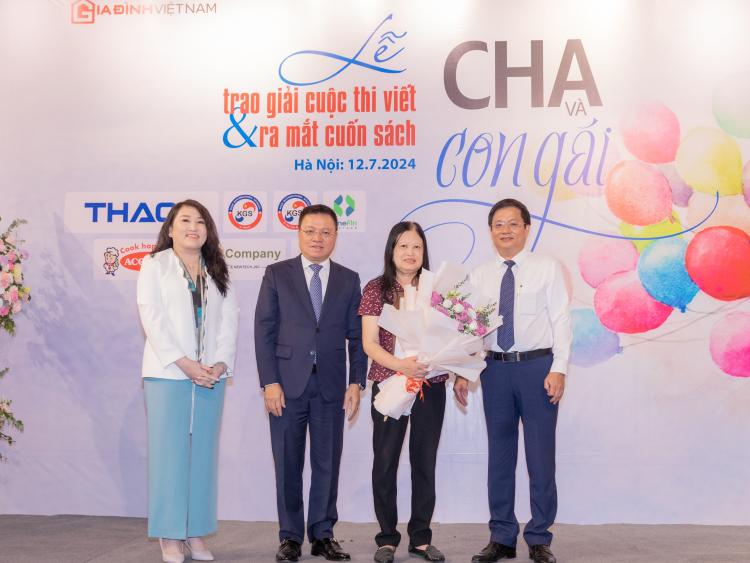 Cuộc thi viết Cha và con gái: Tiếp tục chạm đến một miền ký ức riêng, bình dị mà sâu lắng