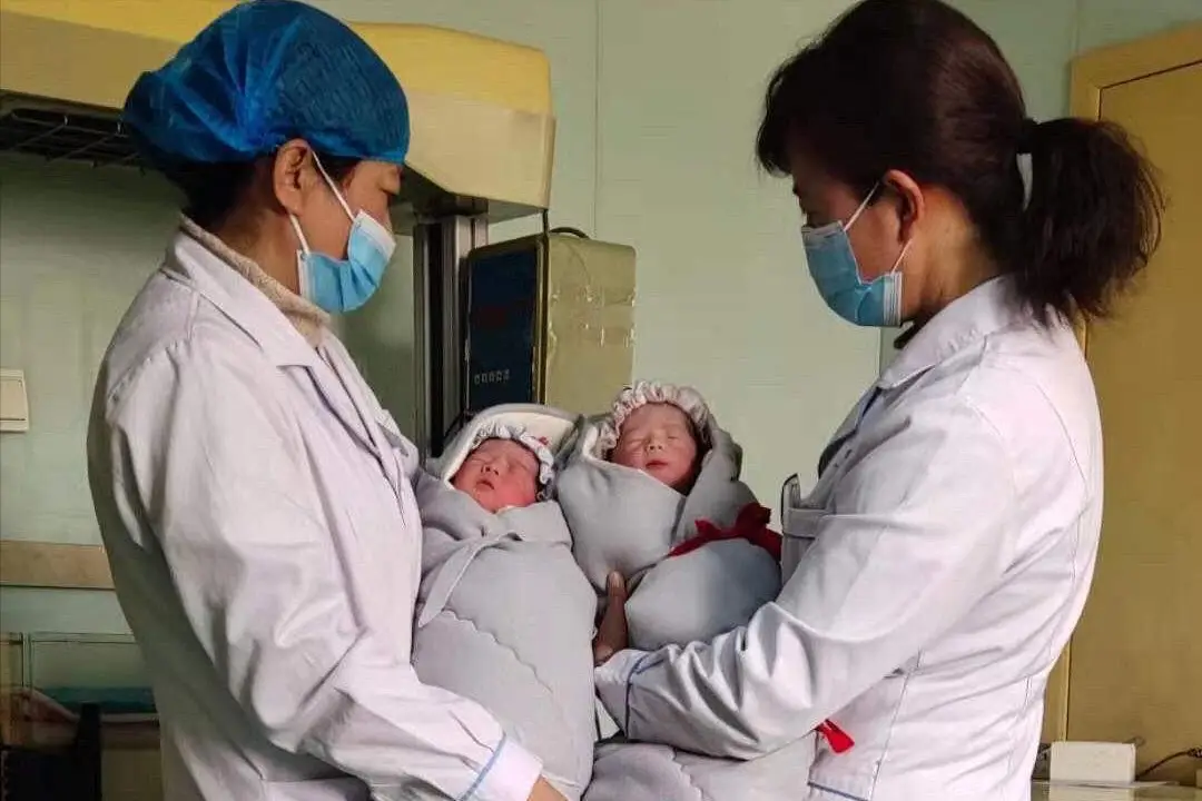 40 tuổi trải qua 7 lần IVF để có thai, một năm sau người mẹ ôm con tìm đến bác sĩ và khóc trong vô vọng - 3
